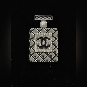 Fashion Jewelry Silver Black Quilted Perfume Bottle Brooch with Pearl